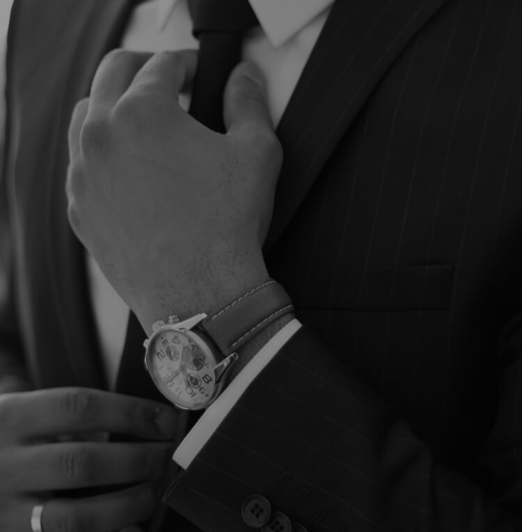 Hand of an agent brandishing a watch